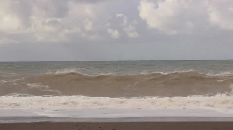 Stormy waves breaking on the beach Video stock 32845714