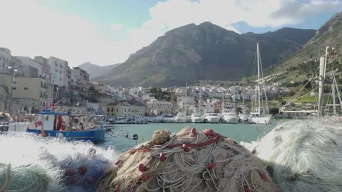 Stormy wind in port Vidéo 147049446