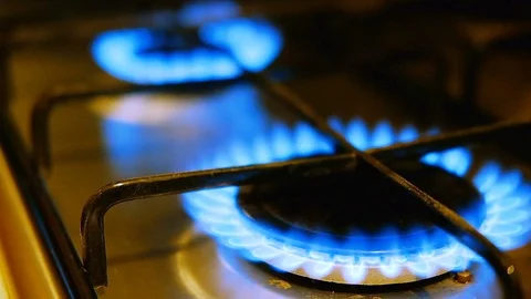 Stoves with the flame that comes on in slow motion Video stock 86330189