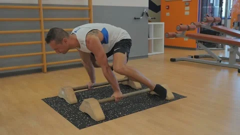 Straddle planche. Stock-Footage 156448655