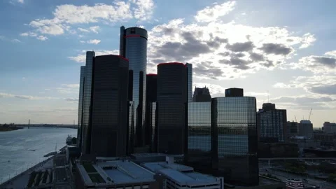 Strafe left, Slow ascend drone video of GM Renaissance Center Vidéo 308492191
