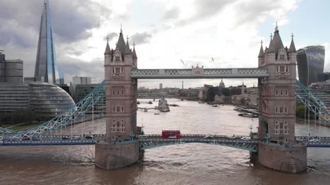 Straight-ahead drone shot of Tower Bridge with the camera shift to the left. Stock Footage 182316489