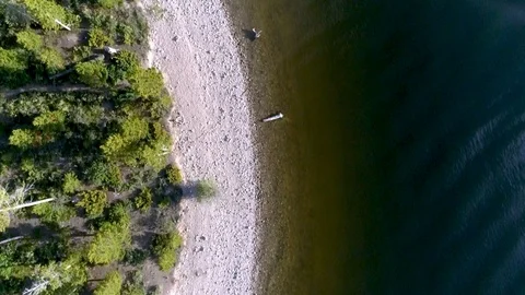 Straight down aerial drone view of white sandy shore of mountain lake 스톡 동영상 112582071