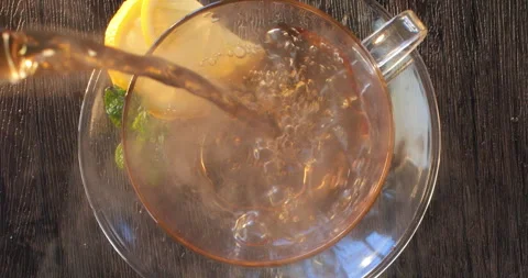 Straight down hot steaming tea pour closeup Vidéo 262701692