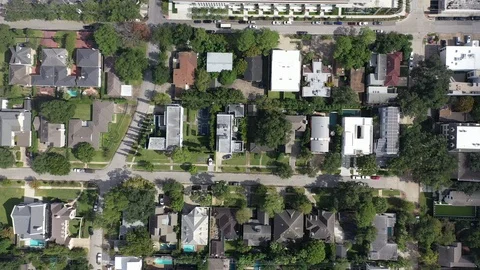 Straight down over Houston rooftops, lawns and side streets Stock-Footage 98011588