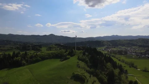 “Straight Drone Flight Toward Flag and Ski Slope Hill in Logatec, Slovenia. Vidéo 308071029