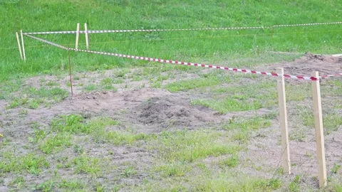 Straight survey lines are set up across an open field, demarcating the area for Vidéo 339004607