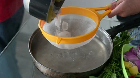 Straining a delicious fish soup called Chilcano Peruvian Food. Vídeos de archivo 168459526