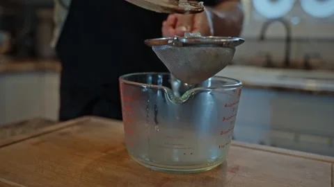 Straining Liquid with Care Stockbeeldmateriaal 325222850