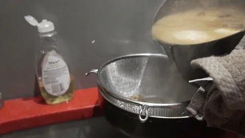 Straining Soup 스톡 동영상 90661810