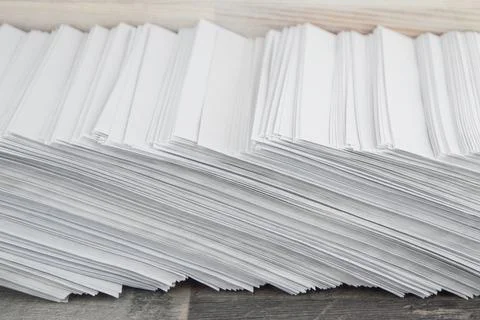 Straining at work: a Huge stack of envelopes with a working mail on the accou Foto stock