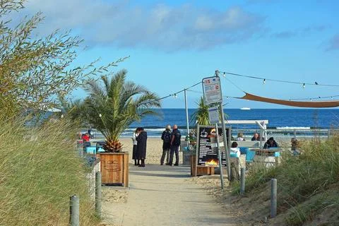 Strandbar in Ahlbeck. Urlauber genießen die letzten Sonnentage im Oktober .. Stock Photos