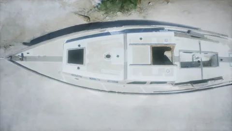 Stranded abandonned boat on the beach Vídeo Stock 145182165