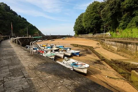 Stranded Boats in the Drought of Ea's Harbor - Ea village, Basque Country Foto stock
