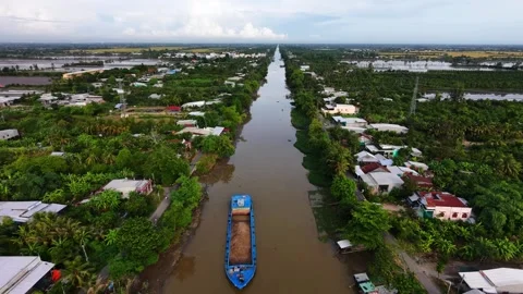 Stranded Sand Barge Moored Near Riverbank At Low Tide Vidéo 340488854
