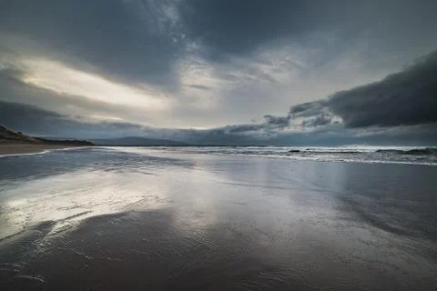 Strandhill Beach with low clouds on rough sea at sunset Foto stock
