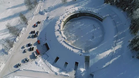 Strange circular building (actually a hotel) during snowy winter at Tehvandi Vidéo 88745346