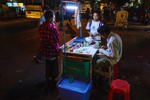 Strassenmarkt, Yangon, Myanmar, Asien Strassenmarkt, Yangon, Myanmar, Asie... Stock Photos