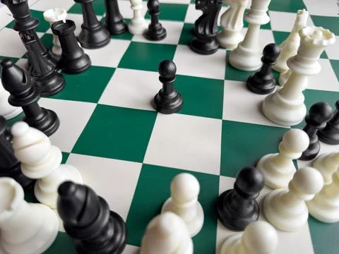 Strategic chessboard with black pawn surrounded by chess pieces Stock-Fotos