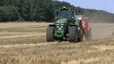 Straw baling bale coming out Video stock 59129506