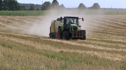 Straw baling round bales zoom out Video stock 59116153