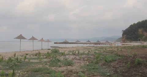 Straw Beach Umbrellas and Mountain Coast in Albania 库存影片 138613526