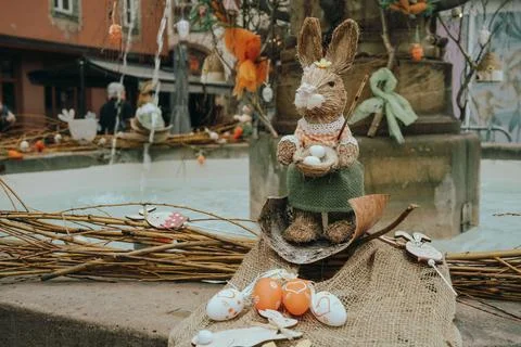 Straw Easter Bunny Display in a Festive Setting Foto stock