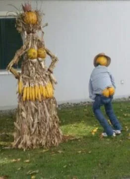 STRAW-FIGURES with pumpkins Foto stock