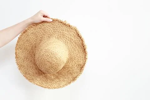 Straw hat in hand on a white background. vacation summer Foto stock