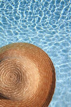 Straw hat in the pool 스톡 사진
