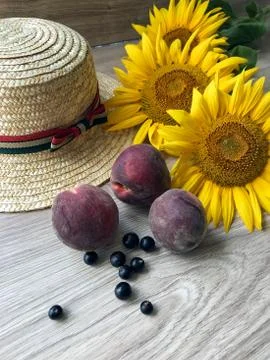 Straw Hat sunflowers on the table Foto stock