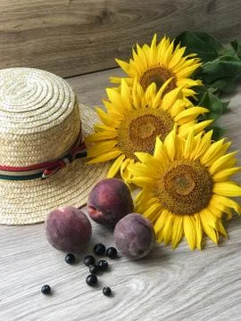Straw Hat sunflowers on the table Foto stock