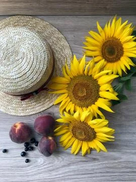 Straw Hat sunflowers on the table 스톡 사진