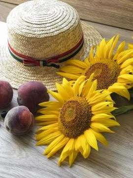 Straw Hat sunflowers on the table Foto stock