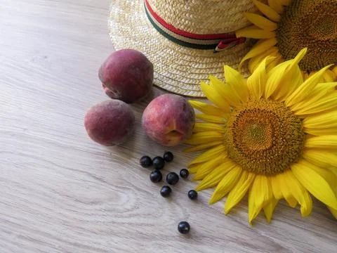 Straw Hat sunflowers on the table Foto stock