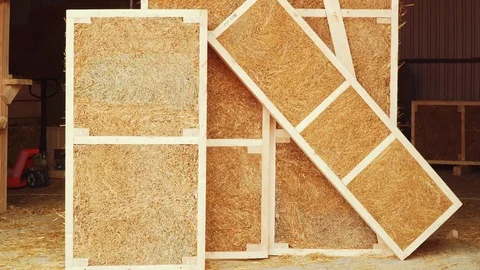 Straw panels frame construction in manufactory. Vídeo Stock 126775258