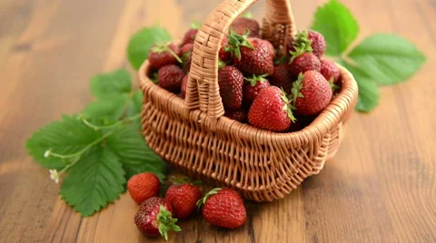 Strawberries basket 스톡 동영상 40342960