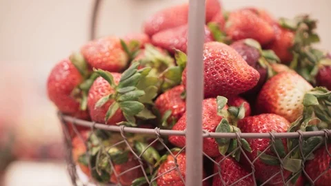 Strawberries in a Basket 스톡 동영상 89002299