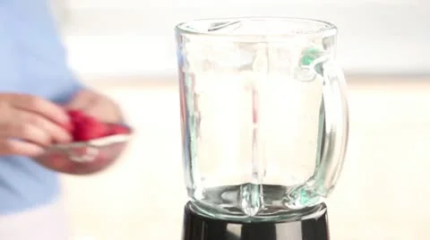 Strawberries being added to a blender Video stock 24657774