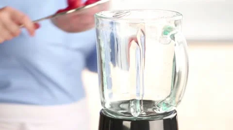 Strawberries being added to a blender 스톡 동영상 24657776