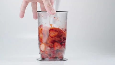 Strawberries in a blender Video stock 131206390