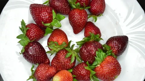 Strawberries disappear from the plate Stock Footage 192589489