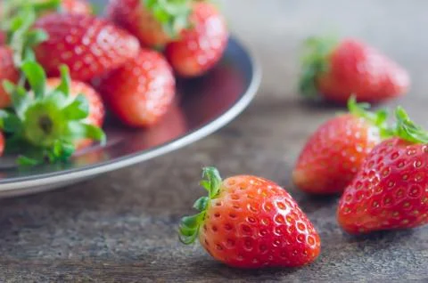 Strawberries  on  dish Stock-Fotos