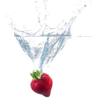 Strawberries Dropping Into Water Foto stock
