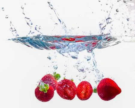 Strawberries Dropping Into Water Foto stock