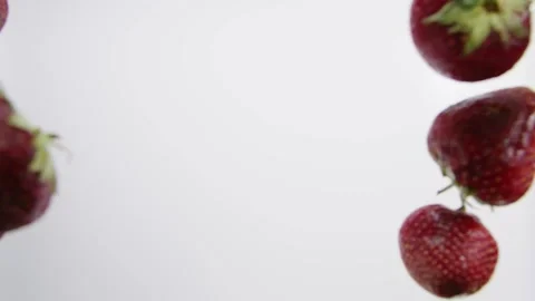 Strawberries falling down to the milk Vidéo 171887597