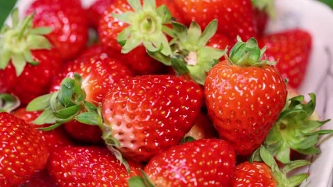 Strawberries on the grass Vídeo Stock 346963858