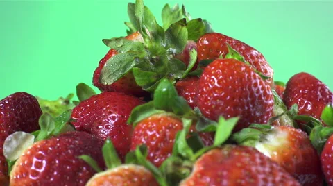 Strawberries isolated rotating on green background Vídeo Stock 62394088