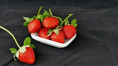 Strawberries in plate 스톡 동영상 104620399