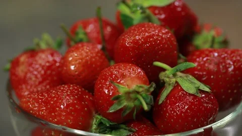 Strawberries on a plate Vidéo 154707571